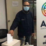 Andrés Silvestre vota en las elecciones de la Agencia de Desarrollo