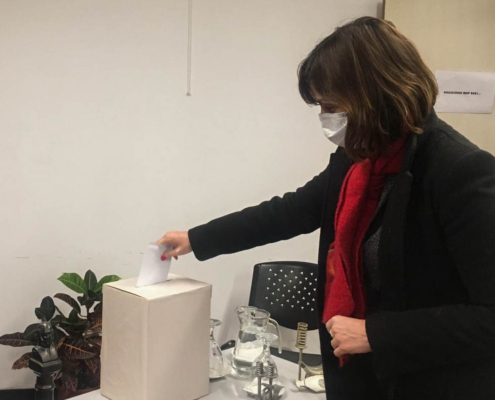 Antonella Goyeneche vota en las elecciones de la Agencia de Desarrollo